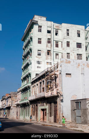 L'une des nombreuses capacités désespérément besoin de réparation et la restauration dans la partie centrale de la ville de La Havane, Cuba Banque D'Images