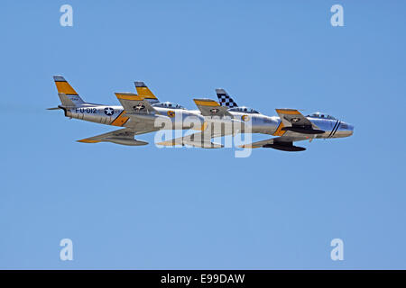 Nous Vintage F-86 militaire des avions à réaction volant à 2014 Spectacle aérien de Planes of Fame à Chino, Californie Banque D'Images