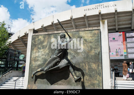 Statue de Suzanne Lenglen en face du stade Suzanne Lenglen,Cour à Roland Garros, Open de France,Paris,France. Banque D'Images