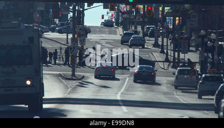 Ottawa, Canada. 22 octobre, 2014. Une rue obturées par des policiers est vu près de l'édifice du parlement à Ottawa, Canada, le 22 octobre 2014. Un soldat canadien qui monte la garde devant le Monument commémoratif de guerre à Ottawa a été abattu et un garde de sécurité dans les bâtiments du parlement à proximité blessé mercredi lors d'une attaque que la police croit impliqué plus d'un tireur. Crédit : Li Baodong/Xinhua/Alamy Live News Banque D'Images