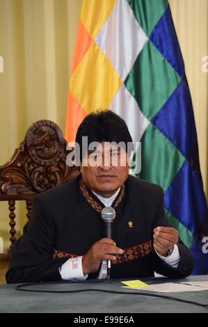 La Paz, Bolivie. 22 octobre, 2014. Le président bolivien Evo Morales prend part à une conférence de presse, au Palais du Gouvernement, à La Paz, Bolivie, le 22 octobre 2014. Selon la presse locale, Morales a annoncé mercredi que la Bolivie fera une contribution de 1 millions de dollars pour l'Organisation des Nations Unies pour aider à lutter contre le virus Ebola. © G. Jallasi/ABI/Xinhua/Alamy Live News Banque D'Images