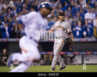 Kansas City, MO, USA. 22 octobre, 2014. 22 octobre 2014 - Kansas City, MO, USA - San Francisco Giants le lanceur partant Jake Peavy observe alors que Kansas City Royals Alcides Escobar tours première base pour un double dans la deuxième manche au cours du jeu 2 de la Série mondiale à Kauffman Stadium de Kansas City, Mo. le mercredi 22 octobre, 2014. (Crédit Image : © Paul Kitagaki Jr/Sacramento Bee/Zuma Zuma fil) : Crédit, Inc/Alamy Live News Banque D'Images