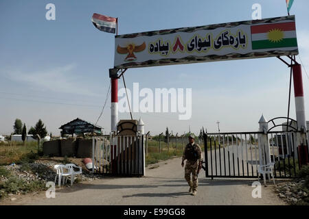 Un membre des forces militaires kurdes Peshmerga de la région autonome du Kurdistan d'Irak est garde à l'entrée d'un camp militaire près de la ville de Zakho, dans le nord de l'Irak Banque D'Images