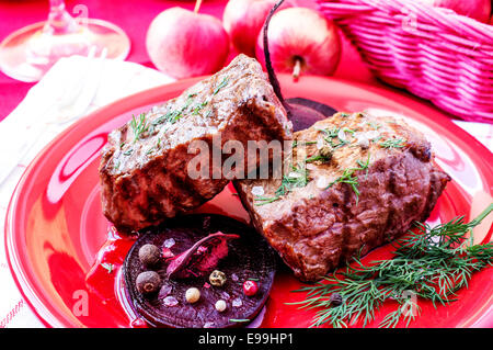 De délicieux steaks de boeuf avec des betteraves et pommes gourmet Banque D'Images