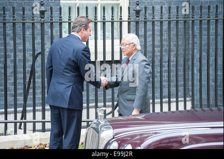 Downing Street, London, UK. 22 octobre 2014. Cameron Président de Singapour accueille au 10 Downing Street. Sur la photo de gauche à droite : David Cameron, Tony Tan Keng. Credit : Lee Thomas/Alamy Live News Banque D'Images