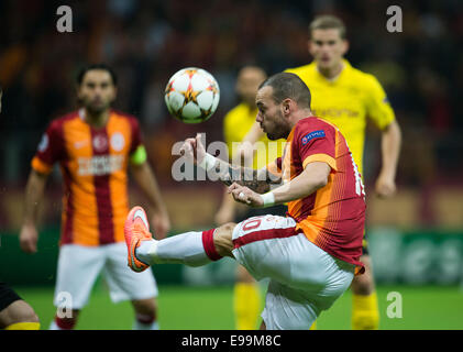 Istanbul, Turquie. 22 octobre, 2014. Wesley Sneijder d'Istanbul contrôle le ballon au cours de la Ligue des champions de l'UEFA GROUPE D match de foot entre Galatasaray Istanbul et Borussia Dortmund à l'arène à Istanbul, Turquie, 22 octobre 2014. Dpa : Crédit photo alliance/Alamy Live News Banque D'Images