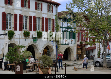 France, Pyrénées Atlantiques, Pays Basque, ambiance street à La Bastide-Clairence Banque D'Images