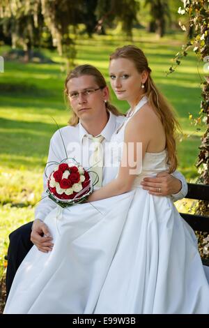 Beau jeune couple le jour de leur mariage Banque D'Images