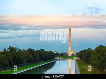 Coucher de soleil sur le Washington monument reflétant Banque D'Images