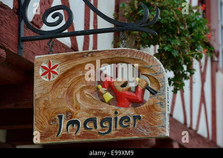 France, Pyrénées Atlantiques, Pays Basque, La Bastide-Clairence, signe d'un artisan imagier Banque D'Images