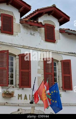 France, Pyrénées Atlantiques, Pays Basque, La Bastide-Clairence, face à l'hôtel de ville et drapeaux Banque D'Images