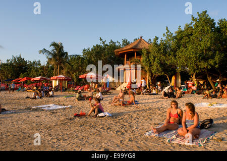 Plage de Kuta au coucher du soleil. Des cours de surf. Bali. Kuta est une ville côtière dans le sud de l'île de Lombok en Indonésie. La sc Banque D'Images