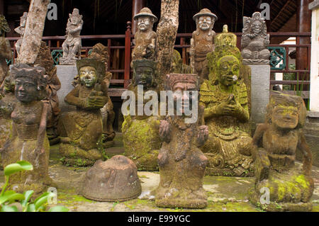 Vente de statues hindoues de caractère dans la ville d'Ubud. Bali. De souvenirs. Les images de Bouddha sculptée balinais de la sculpture sur pierre. T Banque D'Images