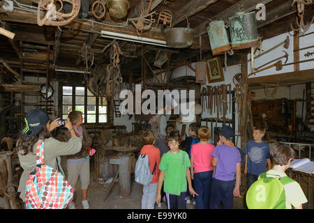 France, Pyrénées Atlantiques, Pays Basque, La Bastide-Clairence, chercheurs invités dans un ancien atelier de forgeron Banque D'Images