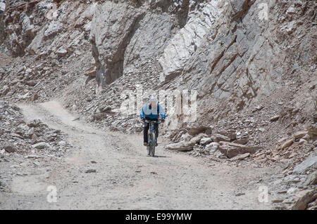 Vélo de montagne sur Manali - Leh Roada, près de Pang Banque D'Images