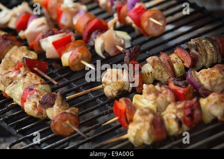 Brochettes de viande et de légumes sur le grill Banque D'Images