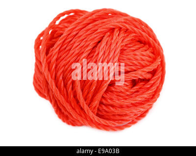 Pelote de laine rouge isolé sur fond blanc Banque D'Images