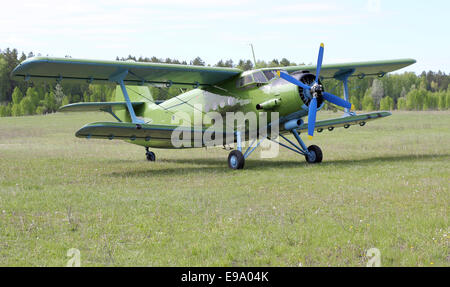 Antonov An-2 (biplan) à l'aéroport. Banque D'Images