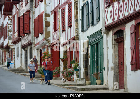 France, Pyrénées Atlantiques, Pays Basque, ambiance street à La Bastide-Clairence Banque D'Images