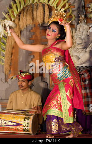 Danse appelée 'Legong Dance" au Palais d'Ubud. Ubud-Bali. La danse traditionnelle balinaise à Ubud. Il y a beaucoup de danse balinaise Banque D'Images