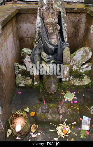 Statue de laisser des offrandes au sanctuaire de Gunung Kaki. Ubud. Bali. Gunung Kawi est une 11e siècle temple complexe dans Tampaksirin Banque D'Images