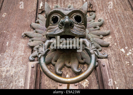 Grand heurtoir de porte en bois ancien Banque D'Images