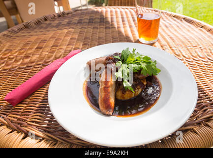 Saucisses et mash avec sauce dans un pub anglais Banque D'Images