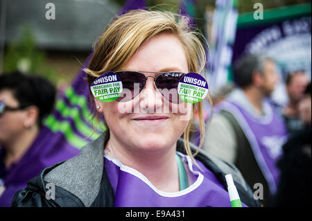 "La Grande-Bretagne a besoin d'un Payrise' UN TUC manifestation nationale dans le centre de Londres. Membre de l'unisson avec des autocollants sur ses lunettes. Banque D'Images