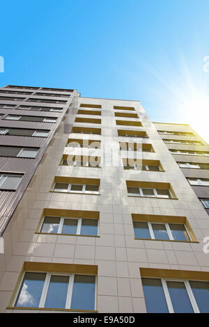 Chambre haute habitées contre le ciel bleu Banque D'Images