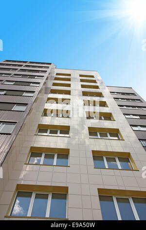 Chambre haute habitées contre le ciel bleu Banque D'Images