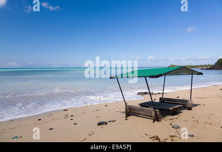 Tables et chaise sur plage couverte de sable Banque D'Images