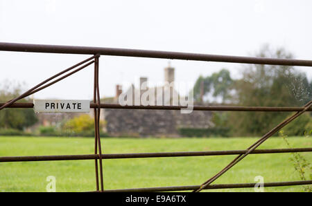 Panneau privé blanc sur la ferme Banque D'Images