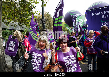 "La Grande-Bretagne a besoin d'un Payrise' UN TUC manifestation nationale dans le centre de Londres. Deux membres féminins de l'unisson. Banque D'Images