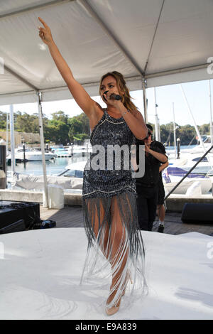 Woolloomooloo, Cowper Wharf Road, Sydney, NSW, Australie. 23 octobre 2014. La chanteuse australienne Jessica Mauboy effectue vivre au Sony Foundation's Wharf4Ward collecte de fonds annuelle. Crédit : Copyright 2014 Richard Milnes/Alamy Live News Banque D'Images