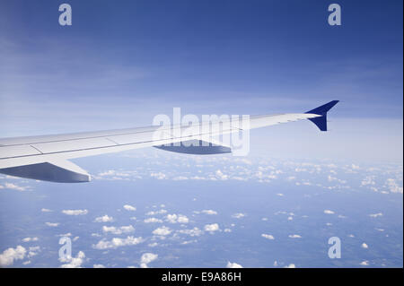 Ailes d'un avion et la terre ci-dessous Banque D'Images