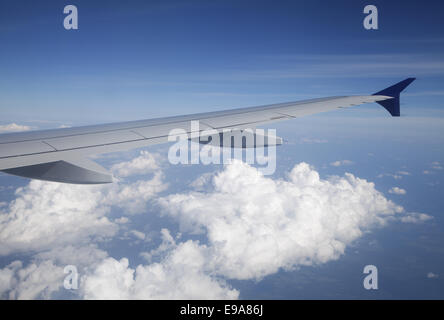 Ailes d'un avion et la terre ci-dessous Banque D'Images