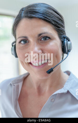 Représentant du service à la clientèle parlant sur le casque Banque D'Images