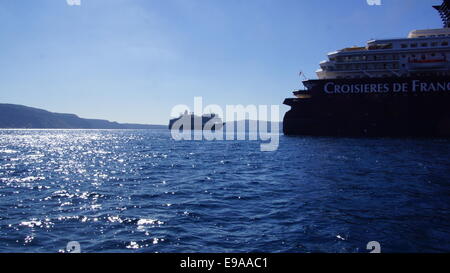 Les bateaux de croisière qui arrivent au port de Santorin, en Grèce. Banque D'Images