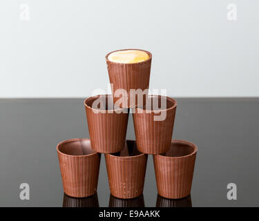 Pile de liqueur les coupes au chocolat Banque D'Images