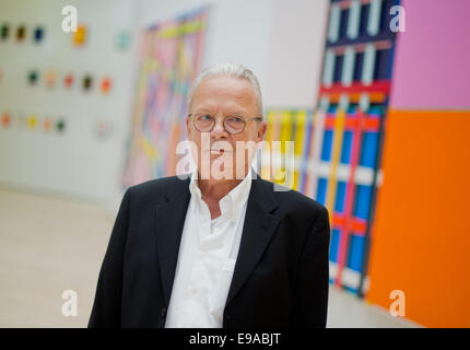 Wolfsburg, Allemagne. 23 Oct, 2014. Artiste Imi Knoebel stand dans un hall d'exposition à l'exposition 'Imi Knoebel. Werke 1966-2014' (Imi Knoebel. Works 1966-2014) à l'art museum de Berlin, Allemagne, 23 octobre 2014. Photo : Julian Stratenschulte/dpa/Alamy Live News Banque D'Images