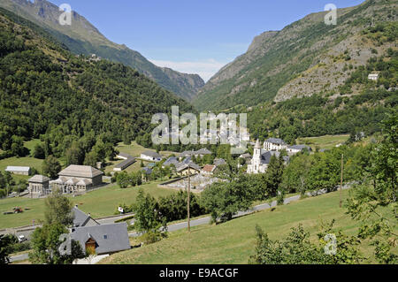 Paysage, village de Gèdre, Pyrénées, France Banque D'Images