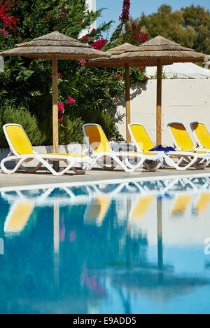 Vide chaises longues autour de la piscine Banque D'Images