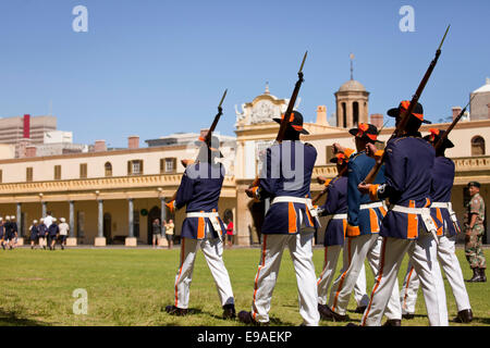 Gardes en uniforme historique au cours de la cérémonie au le château de Bonne Espérance, Cape Town, Western Cape, Afrique du Sud Banque D'Images
