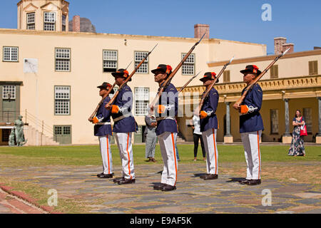 Gardes en uniforme historique au cours de la cérémonie au le château de Bonne Espérance, Cape Town, Western Cape, Afrique du Sud Banque D'Images