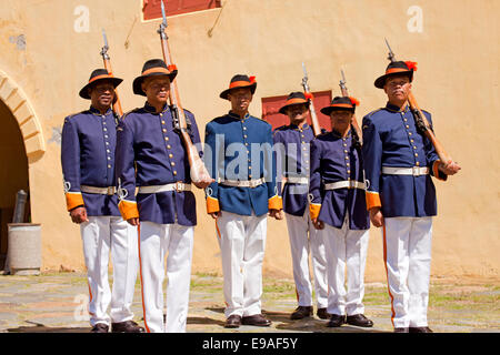 Gardes en uniforme historique au cours de la cérémonie au le château de Bonne Espérance, Cape Town, Western Cape, Afrique du Sud Banque D'Images