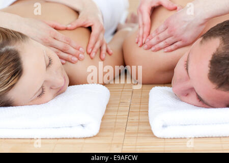 Jeune couple recevant un massage arrière Banque D'Images