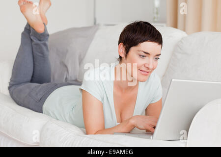 Smiling short-haired woman using a laptop Banque D'Images