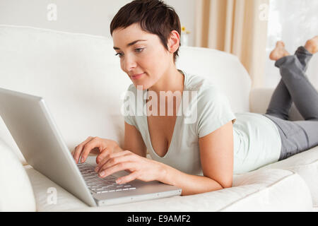 Superbe short-haired woman using a laptop Banque D'Images