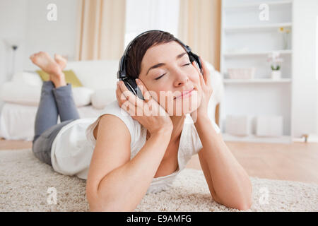 Serene woman listening to music Banque D'Images