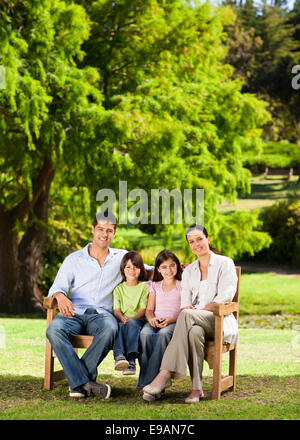 Sur le banc de la famille Banque D'Images